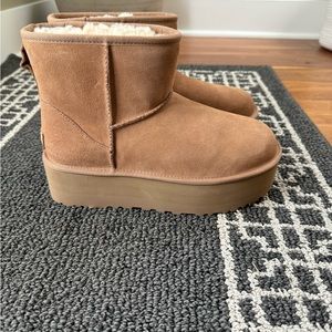 NWT UGG CLASSIC MINI PLATFORM BOOTS